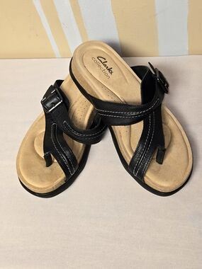 Clarks Black Leather Buckle Thong Sandals with Tan Footbed